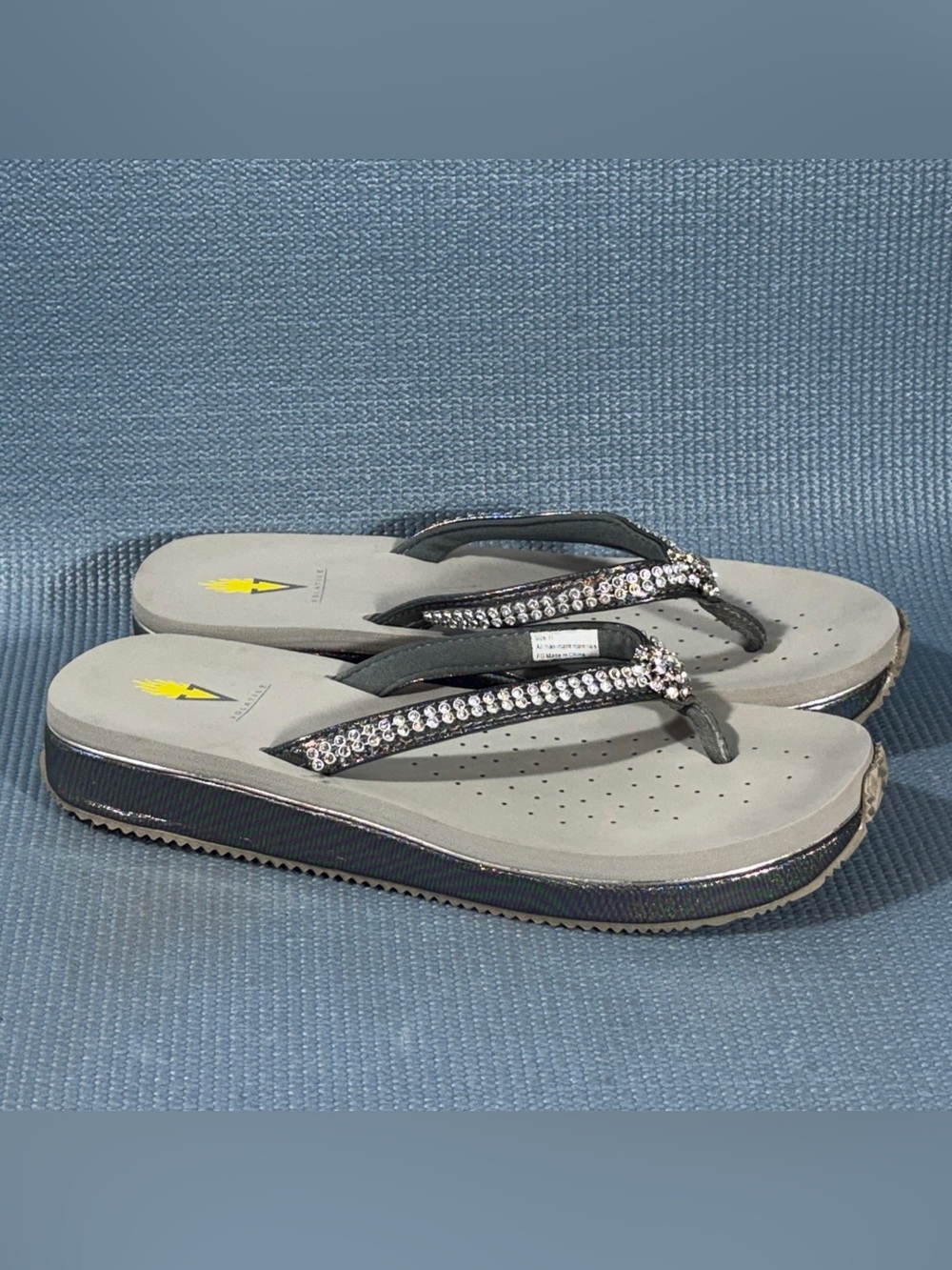 Volatile Wedge Silver/Gray Flip Flop Sandals Women’s Size 11
